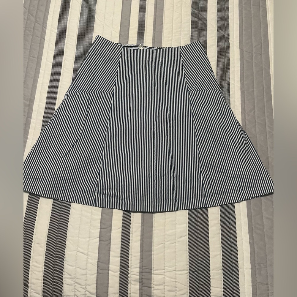 Woman’s Loft seersucker Blue and white skirt Size 00P
